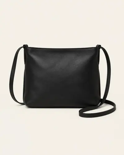 Borsa a tracolla nera in pelle su fondo avorio