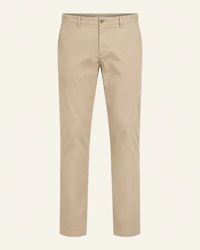 Pantaloni chino uomo color sabbia su fondo avorio