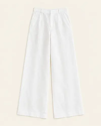 Pantaloni ampi in lino bianco su fondo avorio