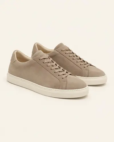 Sneakers eleganti in suede tortora su fondo avorio